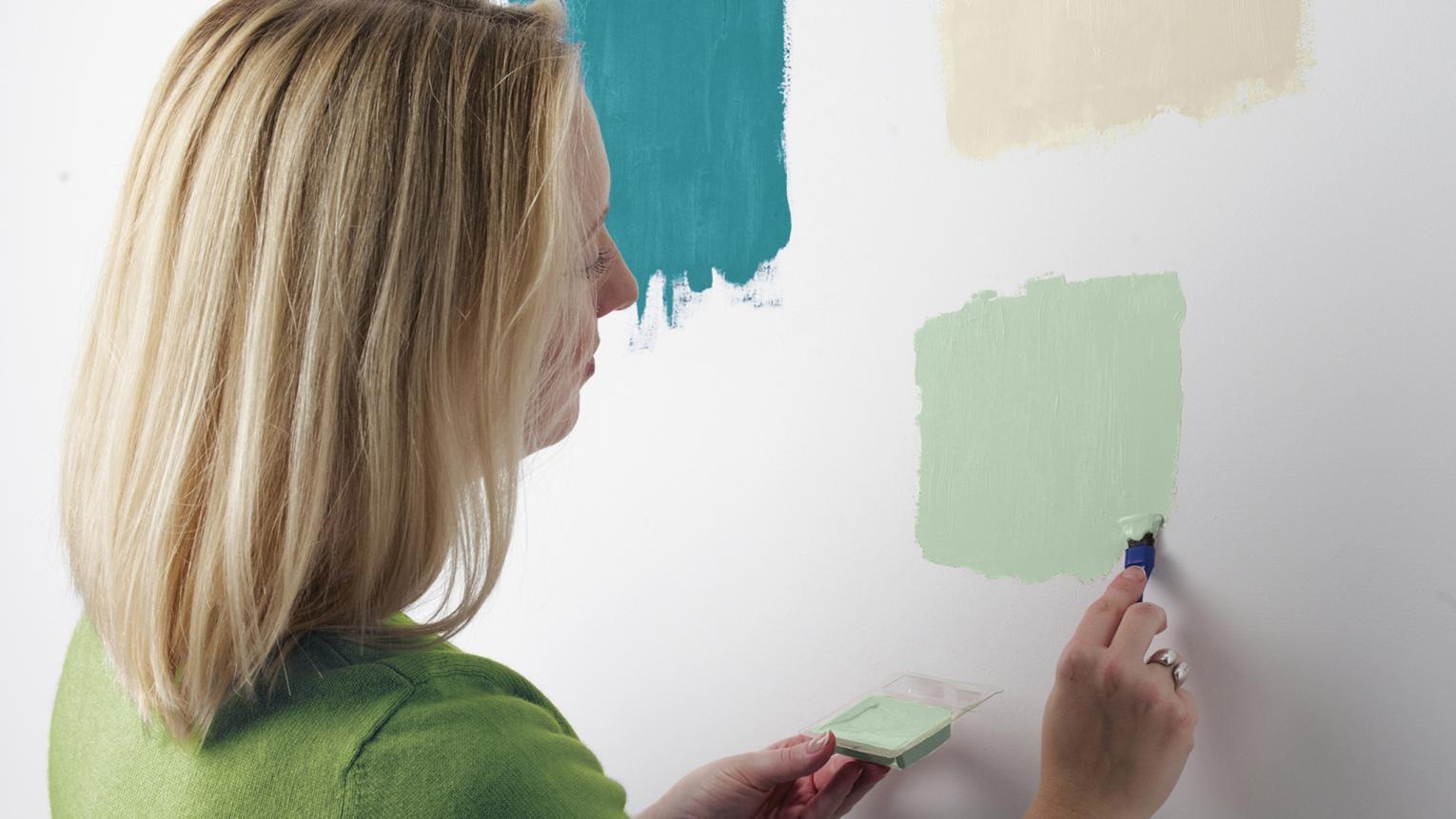 dulux_confidenza-col-colore_donna-color-test-su-parete
