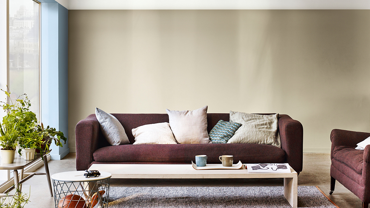 dulux_ravviva-casa_salotto-moderno_parete-sabbia